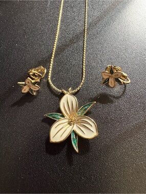 Gold-Tone White & Green Floral Pendant Necklace and clip on Earring Set 1980s